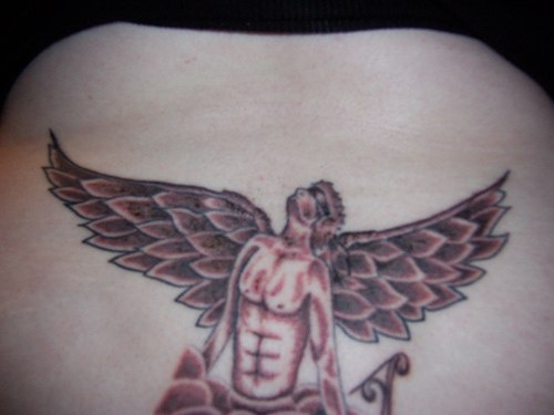 红色的男性天使纹身图案