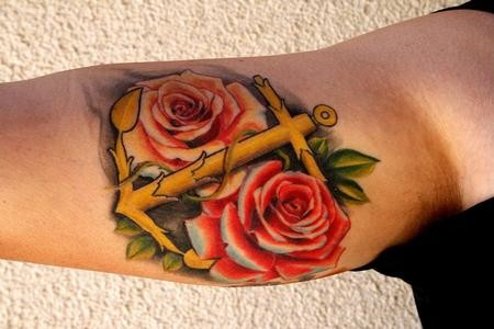 手臂美丽的船锚与红色玫瑰纹身图案