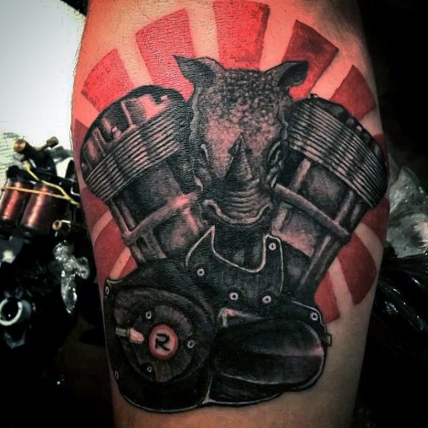 大腿彩色摩托车发动机与犀牛头部纹身图案