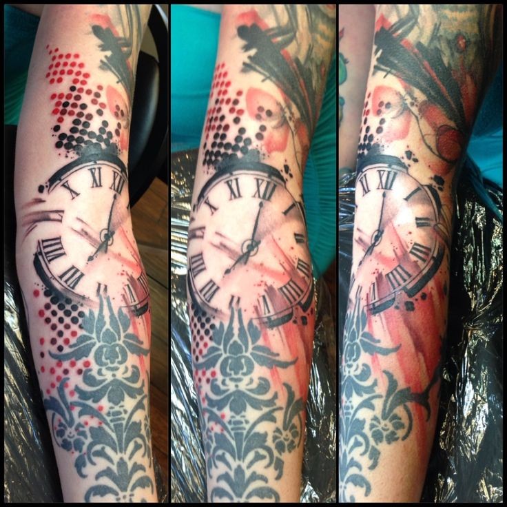 手臂彩色的时钟和装饰纹身图案