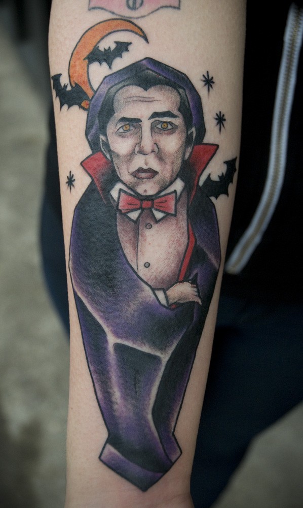 插画风格彩色德古拉伯爵与蝙蝠手臂纹身图案