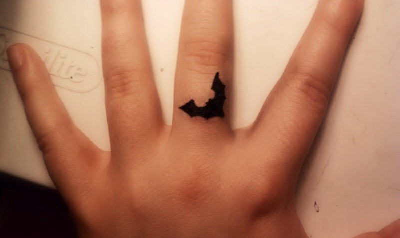 手指上的黑色小蝙蝠纹身图案