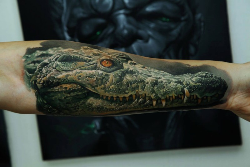 小臂非常逼真的3D彩色鳄鱼头纹身图案