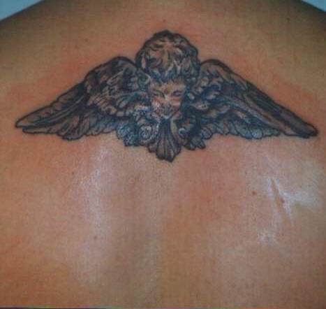 天使的翅膀和人头像纹身图案