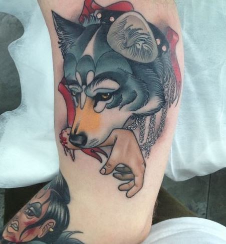 手臂可怕的狼与人类手血腥彩色纹身图案