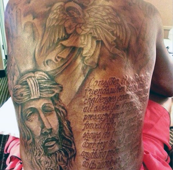 黑白耶稣头像和天使和字母满背纹身图案