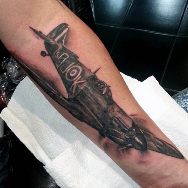 手臂黑灰风格的二战战斗机纹身图案