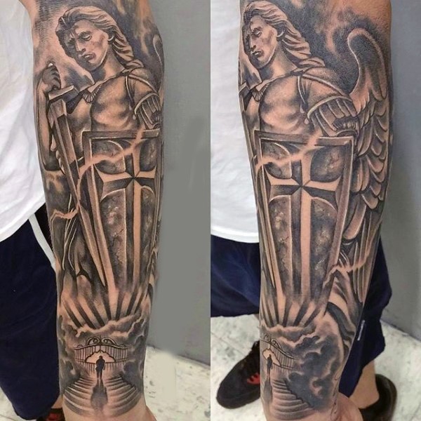手臂黑白天使战士和盾牌纹身图案