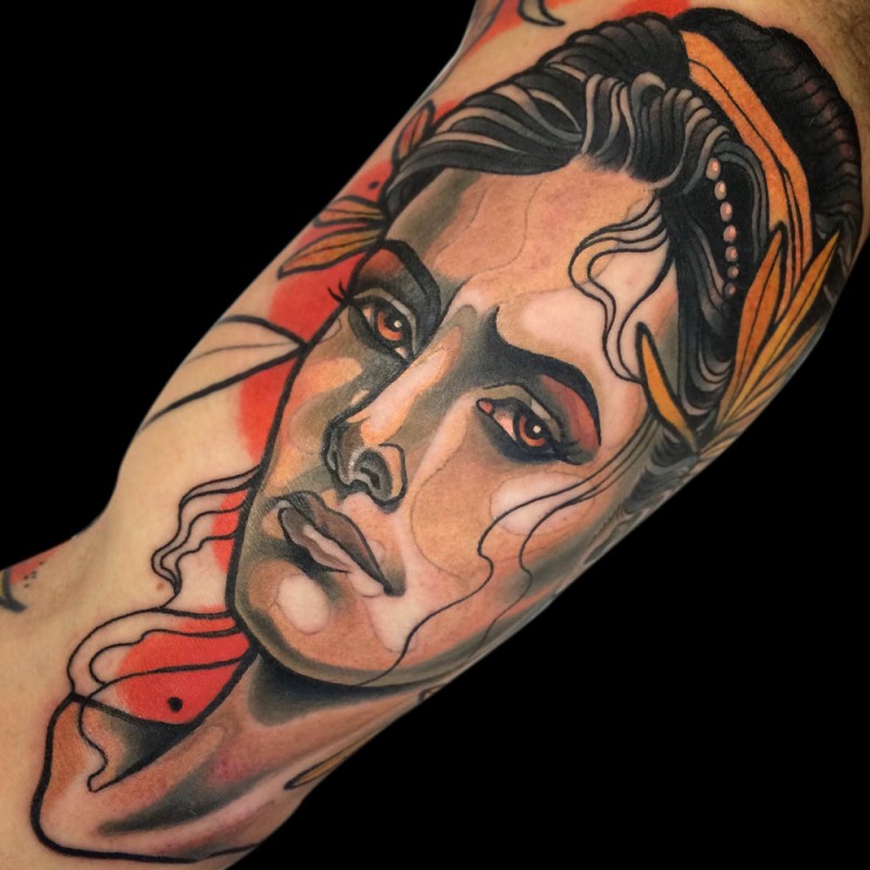 伤心女人肖像彩色手臂纹身图案