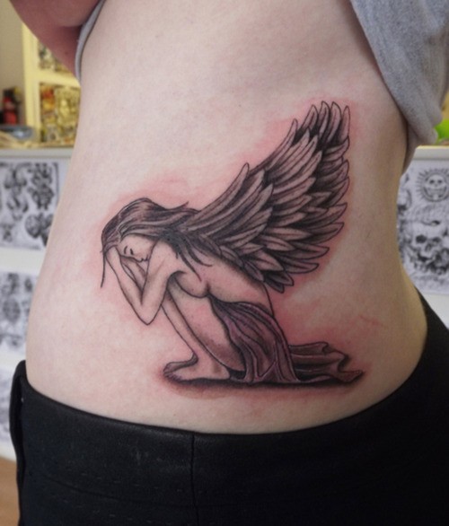 悲伤的天使女孩侧肋纹身图案