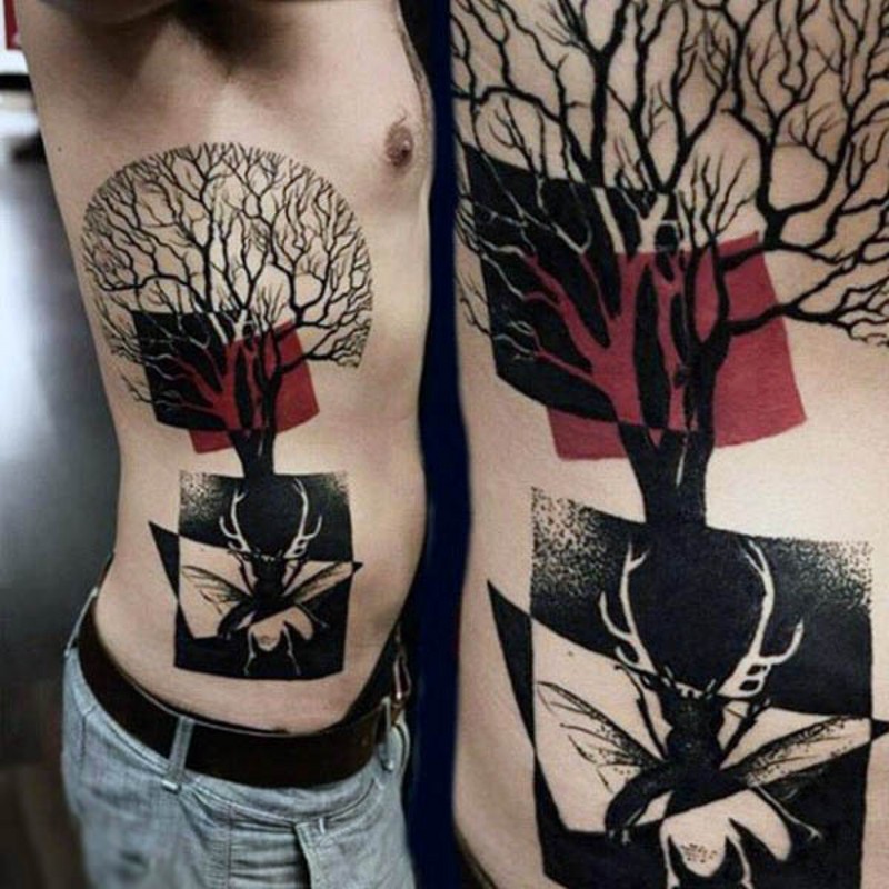 侧肋抽象风格的树和昆虫纹身图案