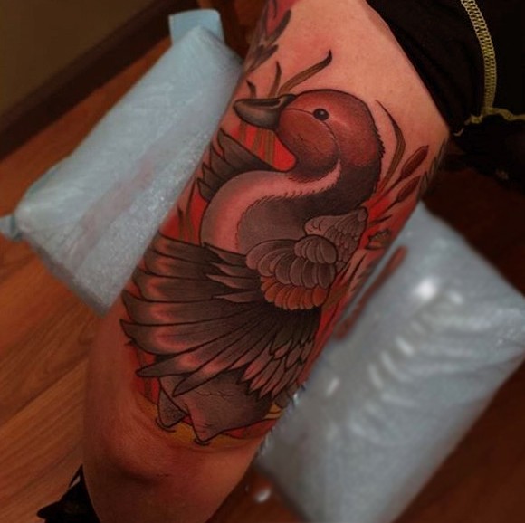 现代传统风格彩色的鸭子手臂纹身图案