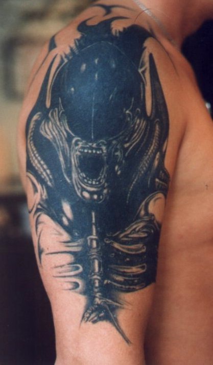 男性大臂黑色的外星异形纹身图案