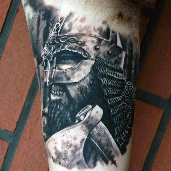 非常逼真惊人的黑白愤怒中世纪战士手臂纹身图案