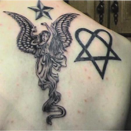 背部五角星和天使黑白纹身图案