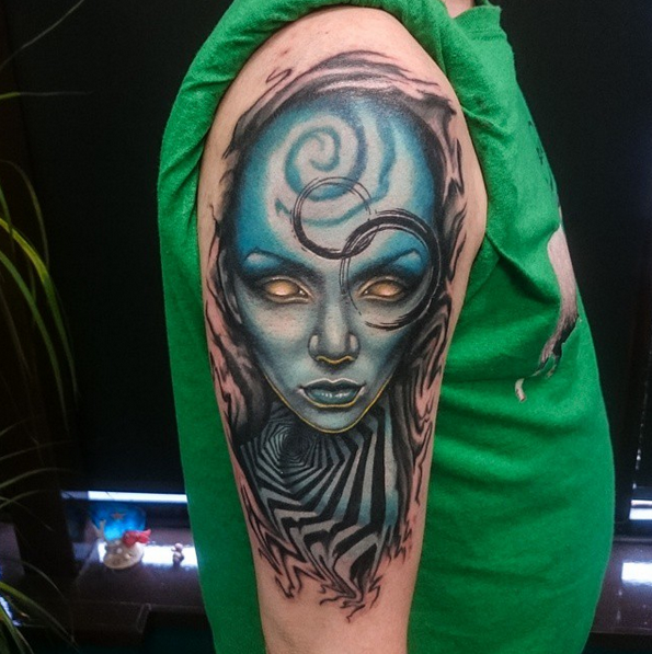 手臂新风格彩色外星女子纹身图案