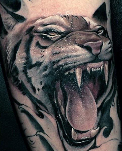 手臂惊人的3D彩色老虎头纹身图案