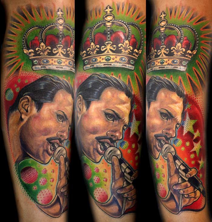 男性肖像与皇冠彩色手臂纹身图案