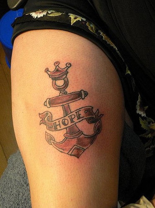大腿船锚皇冠和丝带字母纹身图案