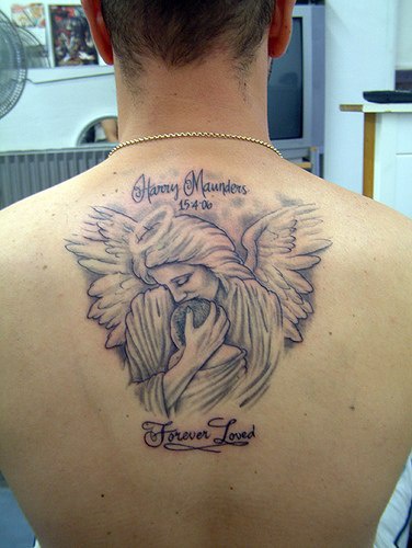 背部天使母子和字母纹身图案