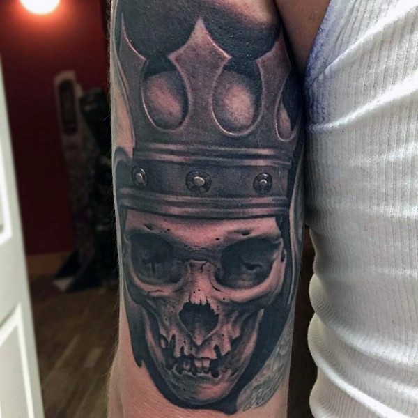 黑灰风格的骷髅与皇冠手臂纹身图案