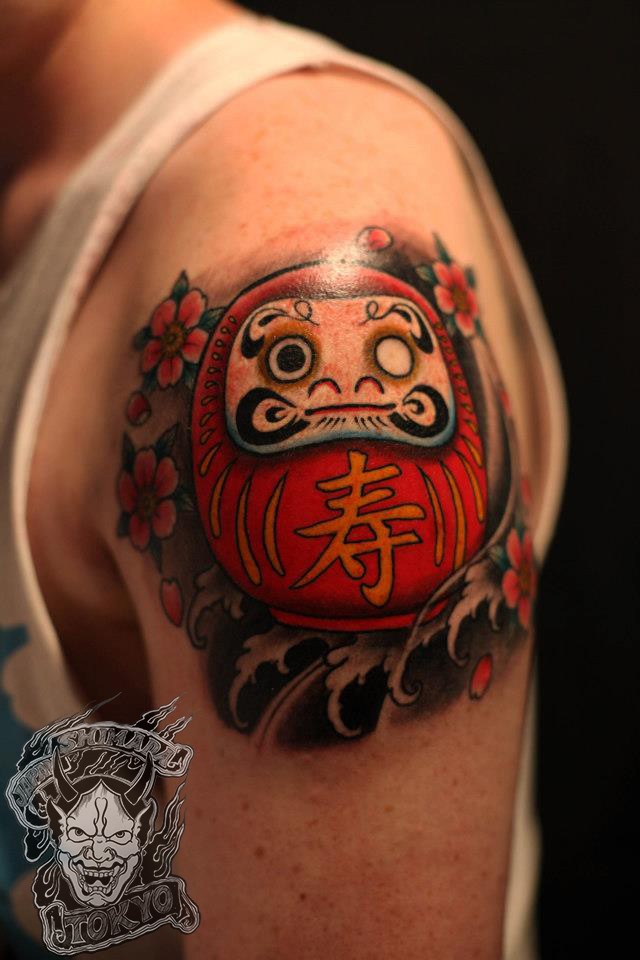 男性大臂彩色日式达摩和樱花纹身图案