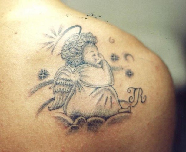 灰色的睡觉小天使背部纹身图案
