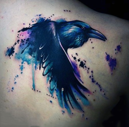 肩部抽象风格的彩色大乌鸦纹身图案
