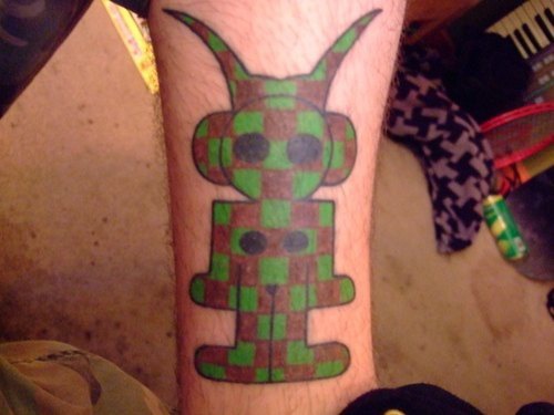 手臂绿色和红色的外星生物纹身图案