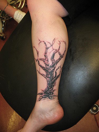 强壮的树脚踝纹身图案