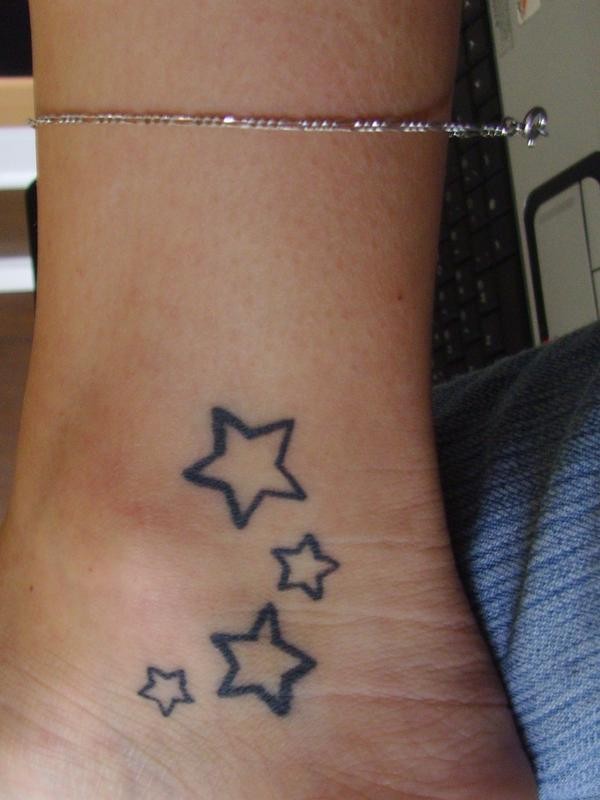 四颗小星星黑色脚踝纹身图案