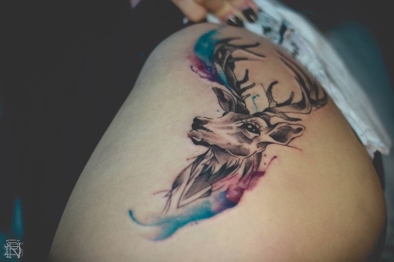 神奇的彩色鹿头像水彩风格纹身图案