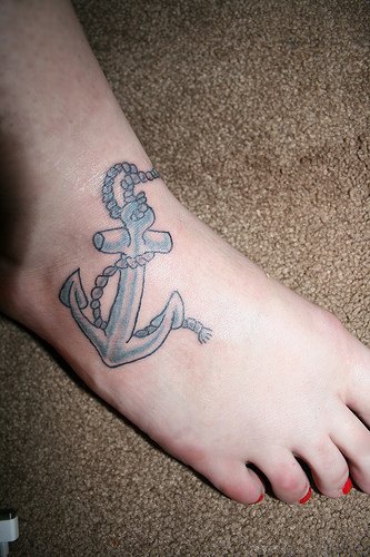 脚背蓝色的船锚纹身图案