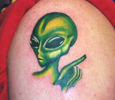 可爱的绿色外星人纹身图案