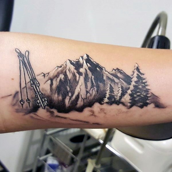 手臂个性写实的山脉黑灰纹身图案