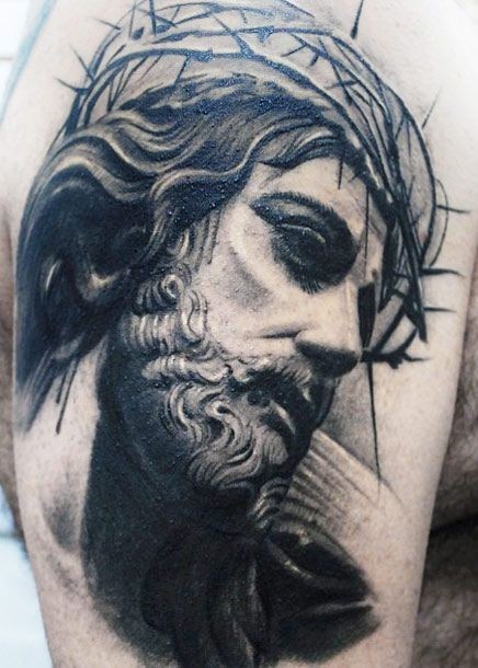 大臂黑灰的耶稣肖像和王冠纹身图案