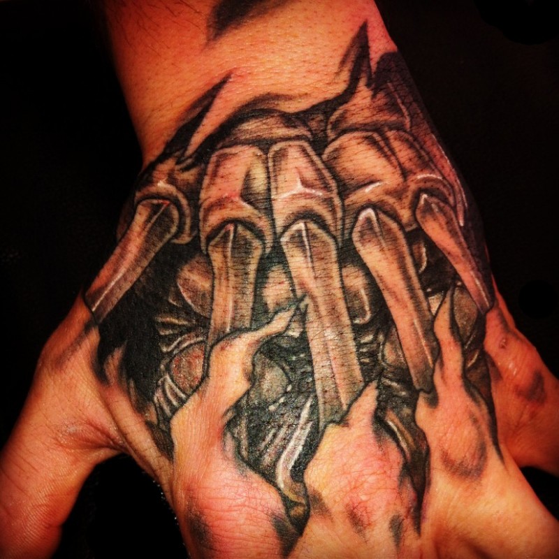手背令人惊叹的3D黑白生物力学纹身图案