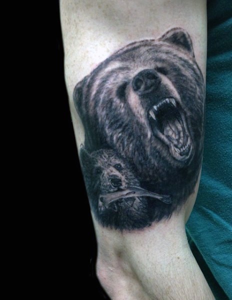 手臂野生的棕熊家庭写实纹身图案