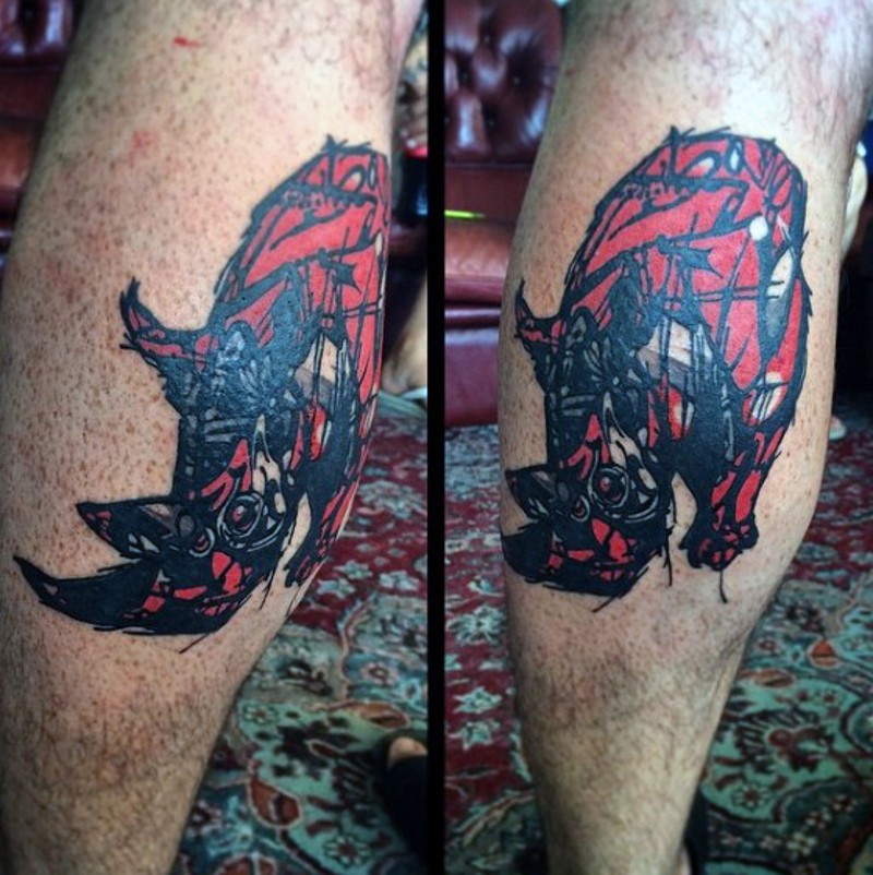 小腿抽象风格的红色小犀牛纹身图案