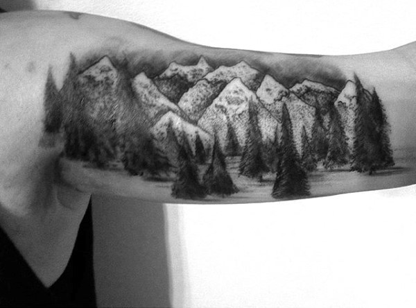非常漂亮的黑色森林和山脉手臂纹身图案