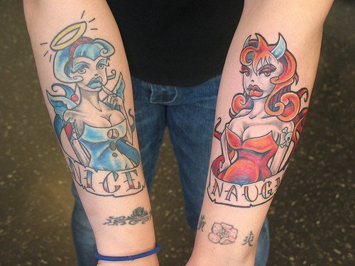 双手臂彩色的漂亮天使和恶魔纹身图案