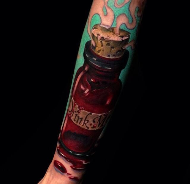 手臂逼真的彩色小瓶子纹身图案