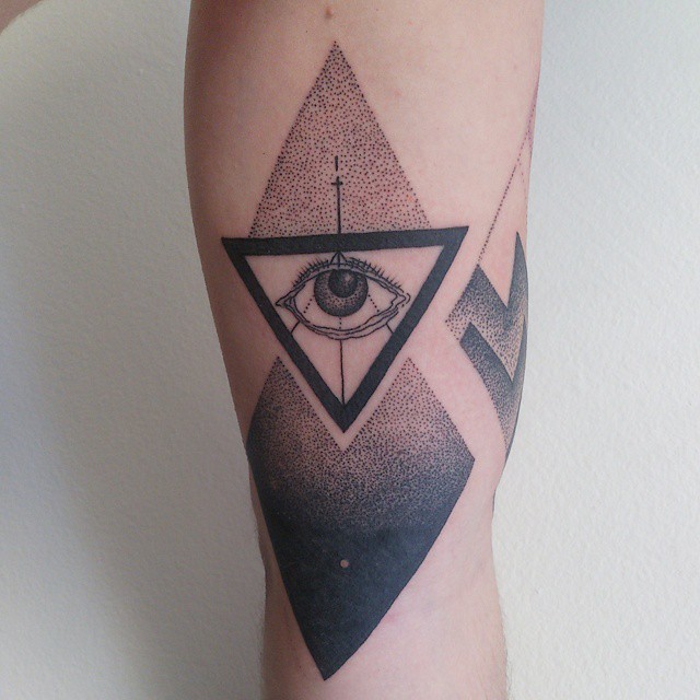 漂亮的黑色点刺几何图形与眼睛手臂纹身图案