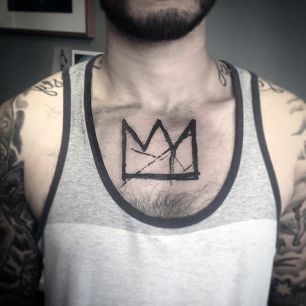 胸部抽象风格黑色的简约皇冠纹身图案