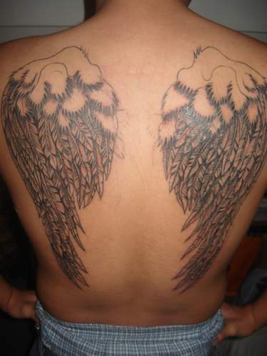 男性背部天使翅膀设计纹身图案