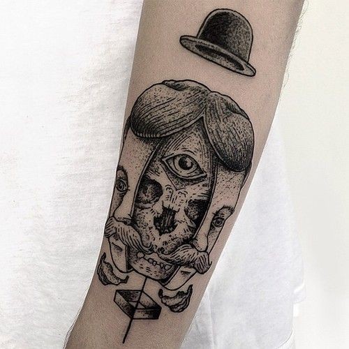 超现实主义风格的黑色点刺人头帽子手臂纹身图案