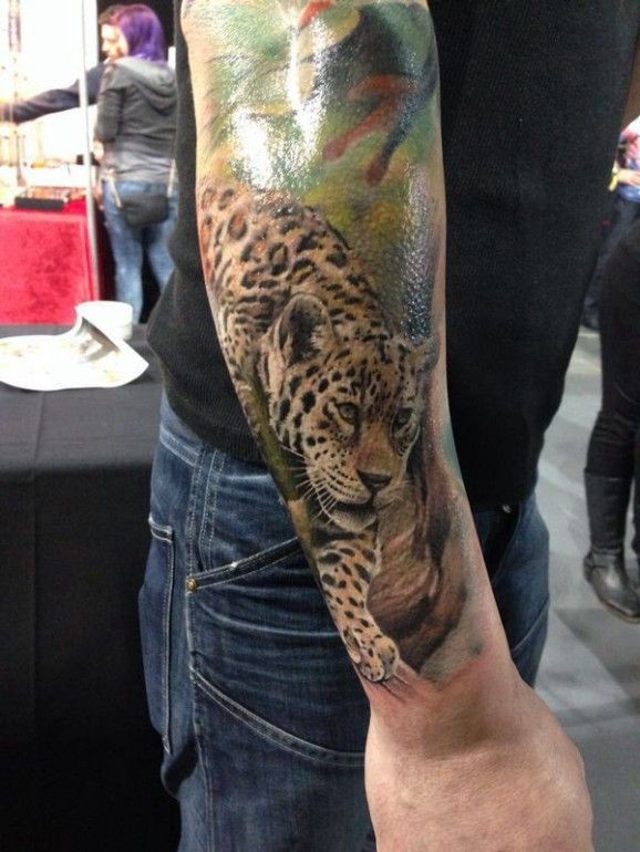 超级写实的豹子丛林手臂纹身图案