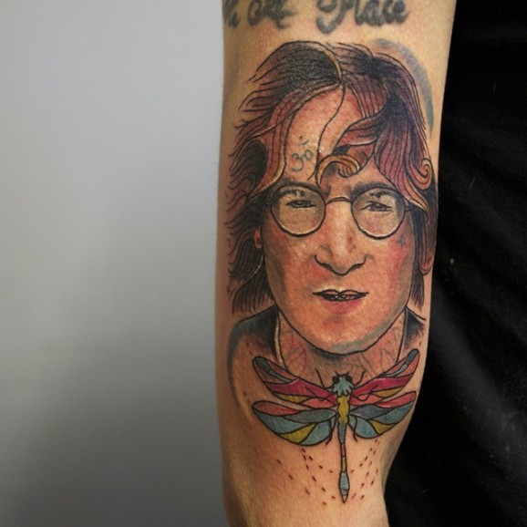 old school彩色列侬肖像和蜻蜓手臂纹身图案