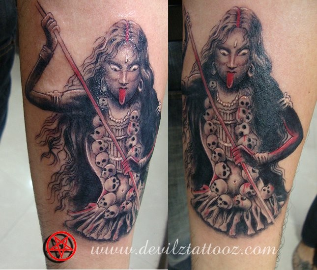 手臂彩色的骷髅和邪恶女性纹身图案