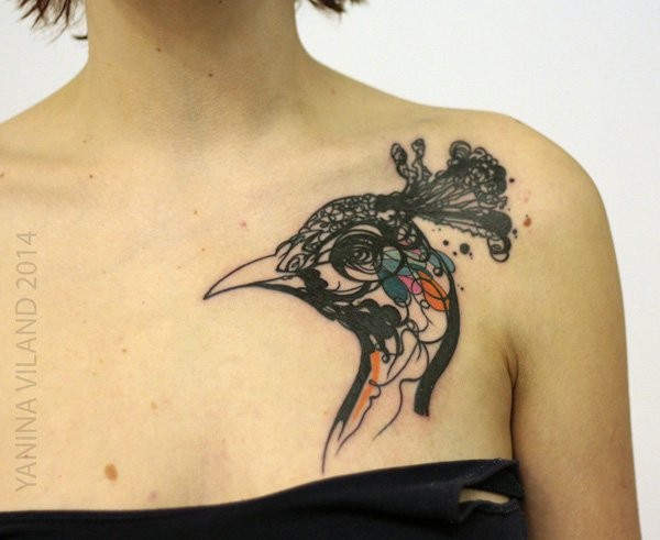 胸部抽象风格的七彩孔雀头纹身图案